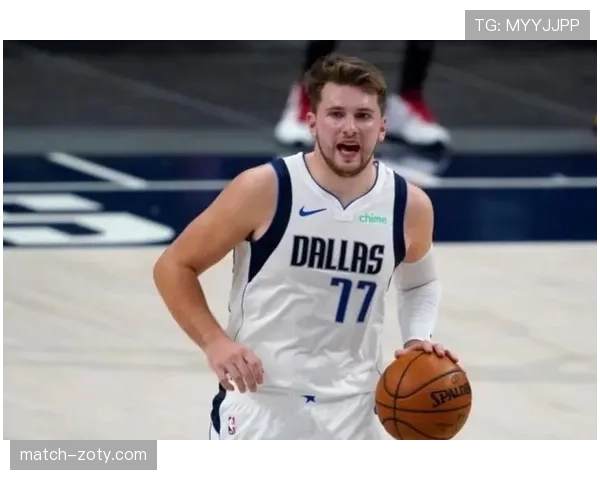 东契奇又在更衣室吃宵夜？这身材管理也太真实了吧